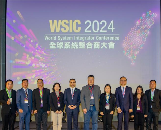 「2024全球系統整合商大會」數位部次長李懷仁（右五）見證9項合作備忘錄MOU簽署。（主辦單位提供）