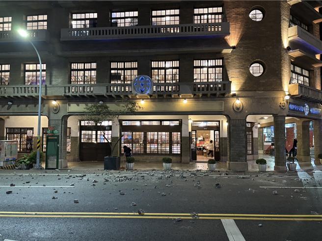 台南市中正路、忠義路口的林百貨大樓，晚間發生５樓外牆磁磚剝落事故。（民眾提供／寶智華台南傳真）