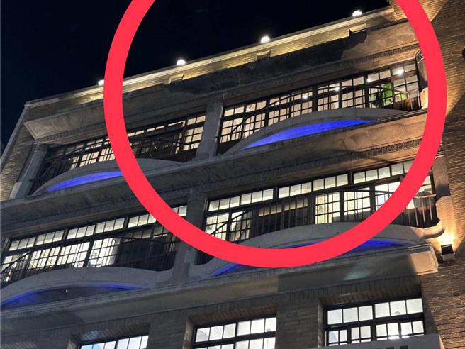 五樓外牆的磁磚大量剝落。（民眾提供／寶智華台南傳真）