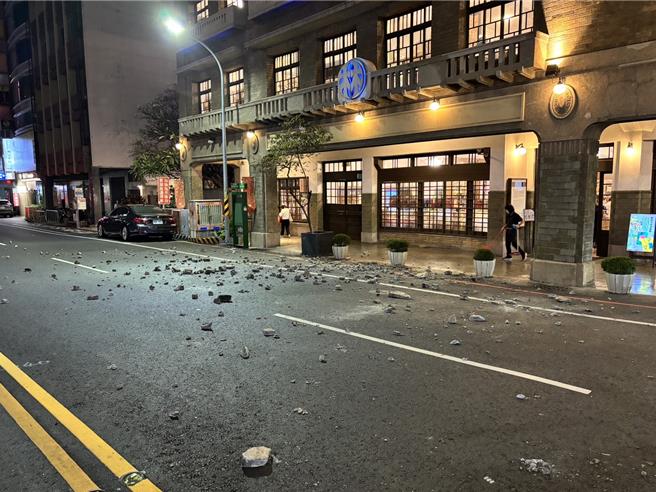 磁磚、石塊散落一地。（民眾提供／寶智華台南傳真）