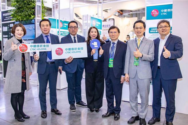 图说一】第二届「2050净零城市展」今日盛大开展，证交所总经理简立忠（右二）、集保结算所董事长林丙辉（右三）、中信金控幕僚长暨发言人高丽雪（中）、中信金控证券事业长张浴泽（右一）、中信投信总经理陈正华（左三）、台湾人寿通路一处处长郭肇佳（左二）、中信银行企业融资部部长李静婷（左一）等贵宾与主管共同出席。／中信金控提供