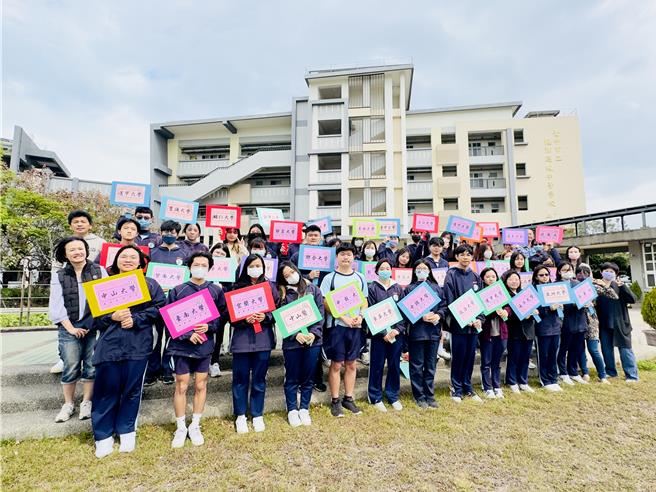 大學繁星推薦19日放榜，台中市龍津高中47人獲錄取，錄取率高達78.3％。（龍津高中提供／潘虹恩台中傳真）