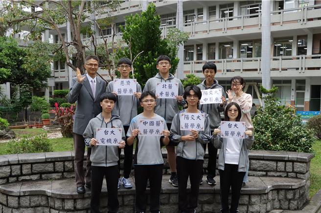 大学繁星推荐19日放榜，中市明德中学录取或通过医学系第一阶段有6人，缔造该校近70年的校史纪录。（明德高中提供／陈淑芬台中传真）