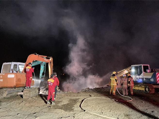 高雄岡山今晚發生廢棄物惡火，所幸火勢控制，無人傷亡。（柯宗緯翻攝）
