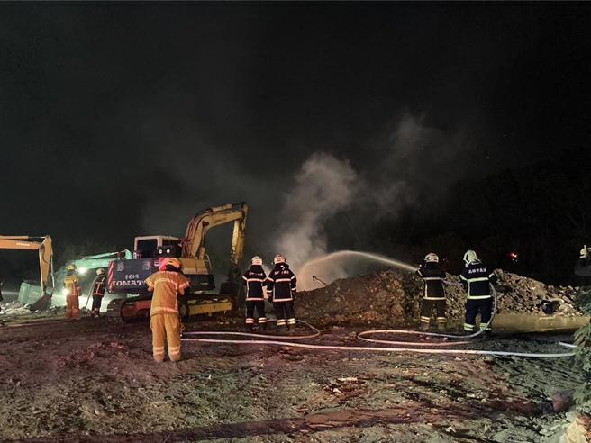 高雄岡山今晚發生廢棄物惡火，所幸火勢控制，無人傷亡。（柯宗緯翻攝）
