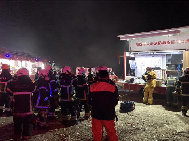 高雄岡山廢棄物惡火，消防隊疲於救火。（柯宗緯翻攝）
