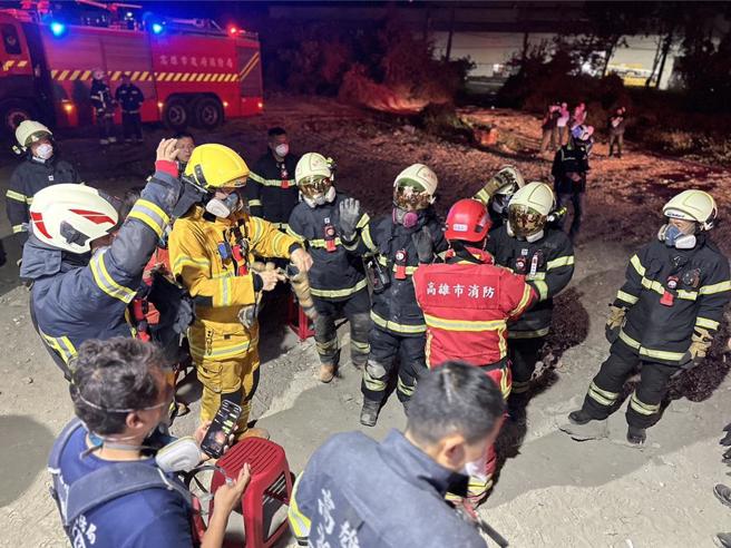 高雄岡山廢棄物惡火，消防隊疲於救火。（柯宗緯翻攝）