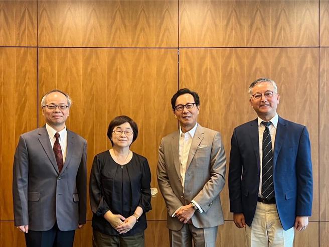 左起法学院院长许政贤、台湾联合大学系统副校长苏蘅、富邦集团董事长蔡明忠、法学院教授王文杰。图／政治大学。