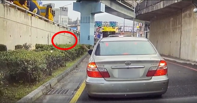 轿车在等红灯时，连续6次乱丢垃圾。（翻摄爆料公社）