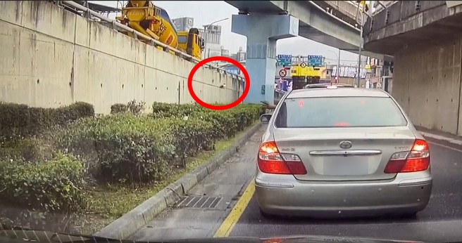 轿车在等红灯时，连续6次乱丢垃圾。（翻摄爆料公社）
