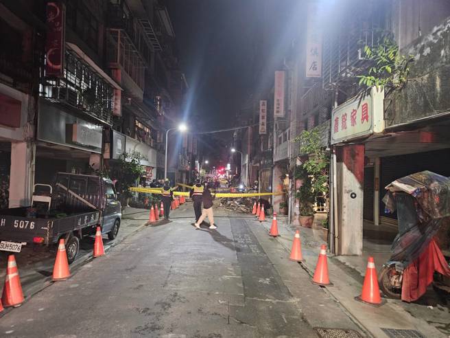 今19日晚間22時32分許，台北市大安區文昌街發生一起樓地板坍塌案件。（翻攝畫面）