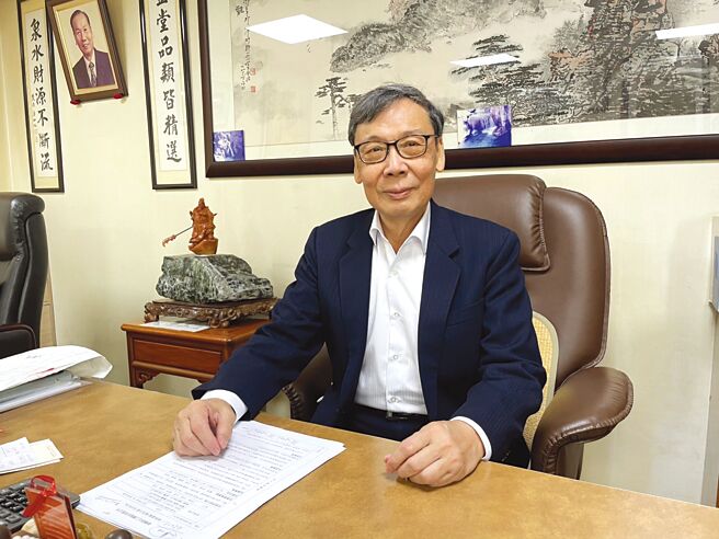 ESG减碳大商机！泰锋染化董事长邱灯松研发成功「利用生质燃料油及水生植物之固碳方法」，为公司创新价值，并协助企业实践净零碳排。图／李水莲