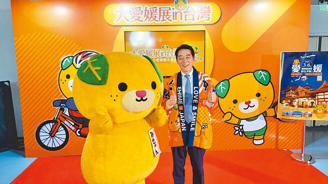 日本爱媛县知事中村时广与超人气吉祥物蜜柑狗狗，亲自来台参与大爱媛展in台湾活动，推广爱媛观光美食及农特产。图／业者提供