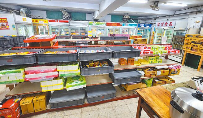受到外送餐点兴起及校内热食部委外经营影响，台北市立建国中学合作社近年出现亏损，学期结束后将关门，图为建中合作社销售零食及饮料的部门。（读者王维禛提供）