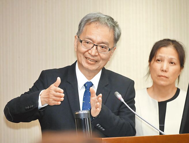 衛福部長薛瑞元即便在立法院向家屬和社會公開致歉，真能平息眾怒？（圖／本報系資料照）