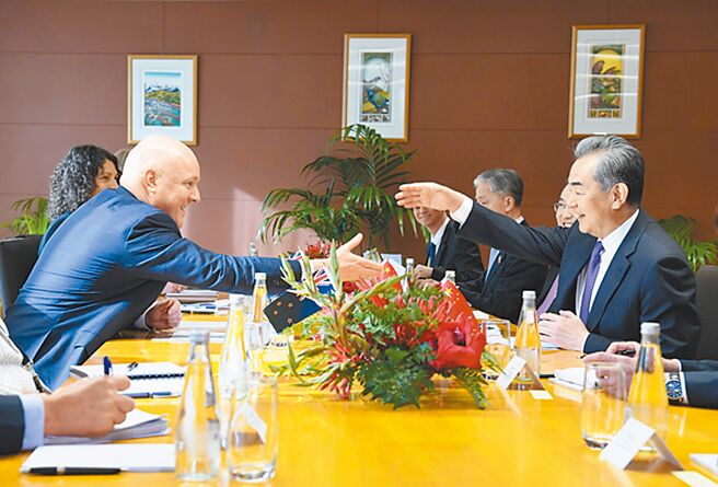 中共中央政治局委员、中国外交部长王毅（右）18日访问纽西兰，在纽国首都威灵顿会见纽西兰总理拉克森（左），表达加强中纽战略沟通意愿。（摘自中国外交部官网）