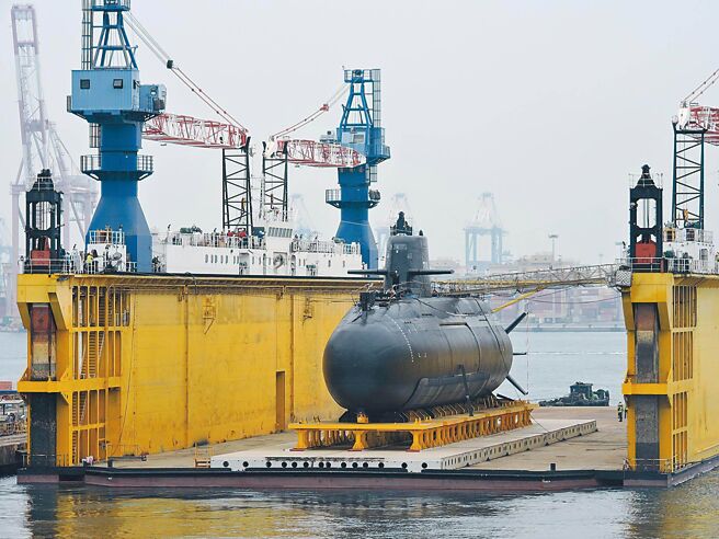 首艘國造潛艦海鯤艦亮相，包含艦艏上方直立鰭狀物截收聲納，以及艦艏、船舷側視聲納陣列、魚雷管、進排水口等系統。（本報資料照片）