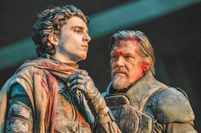 提摩西夏勒梅（左）主演的《沙丘：第二部》，全球票房表现优异。（华纳兄弟提供）