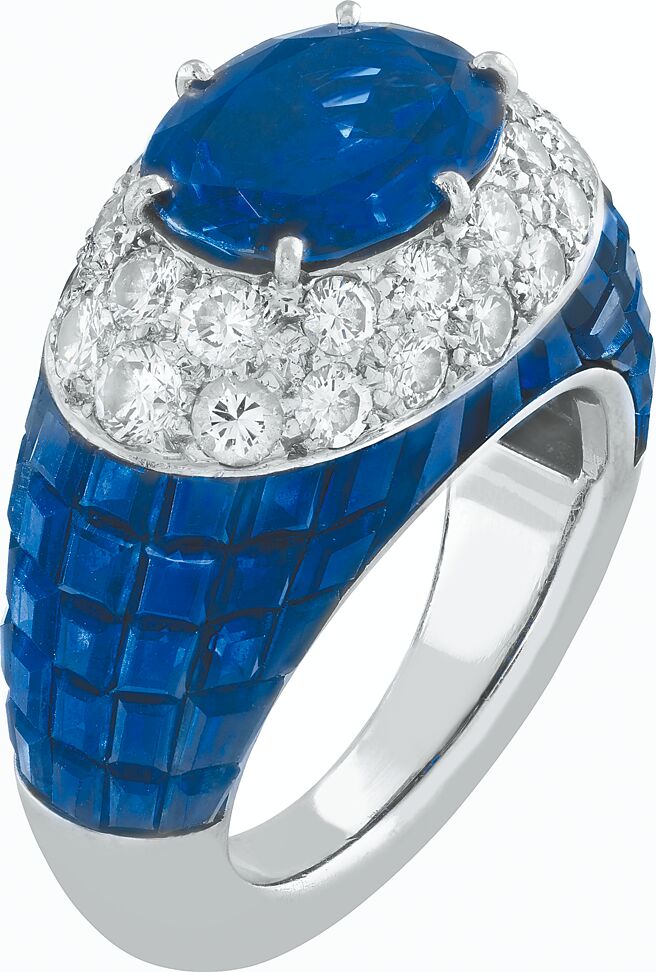 梵克雅寶Ankara骨董戒指，約1972年，主石為2.93克拉藍寶石。（Van Cleef & Arpels提供）