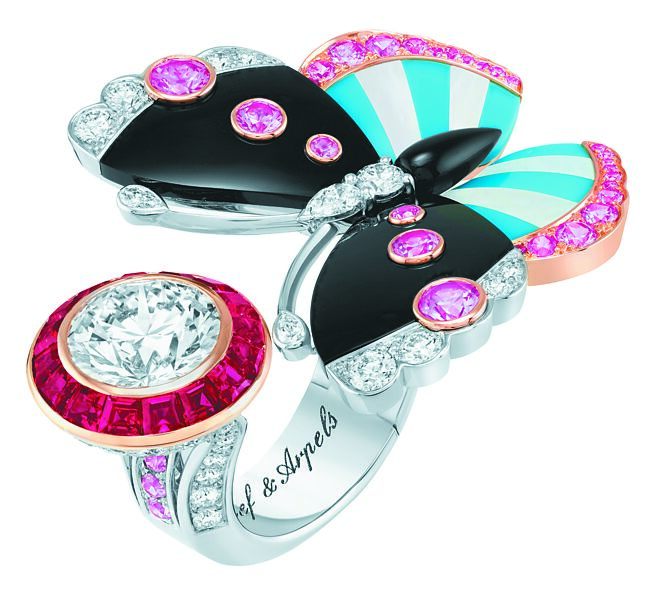 梵克雅寶Philenor Butterfly Between the Finger指間戒，色彩繽紛。（Van Cleef & Arpels提供）