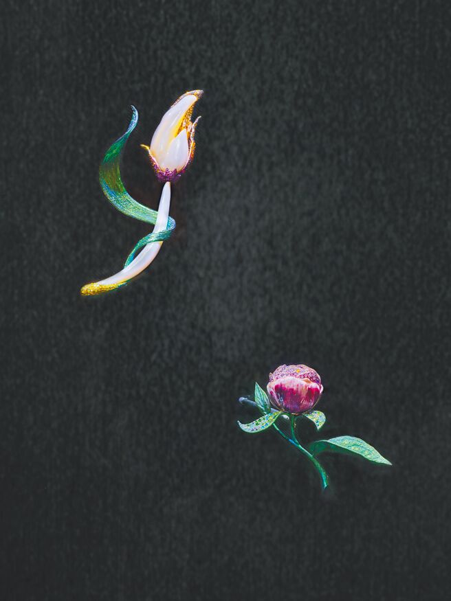 Anna Hu的「漫舞飛天鬱香胸針」與「紫霞飛天牡丹胸針」。（Anna Hu提供）