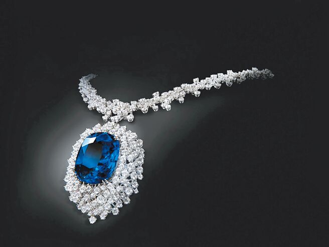 DAMIANI欢庆百周年推出Mimosa Eternal Blue项炼珠宝，主石为逾100克拉蓝宝石，8990万元。（DAMIANI提供）
