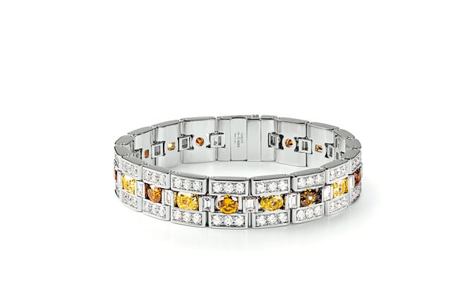 DAMIANI欢庆百周年推出DAMIANI Belle Epoque Frame美好年代彩钻手环， 555万元。（DAMIANI提供）