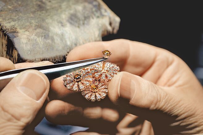 DAMIANI经典Margherita系列珠宝作工繁复，以精致手工将雏菊镶嵌而成。（DAMIANI提供）