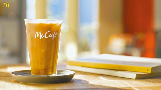 麥當勞「焦糖冰奶茶」以錫蘭紅茶搭配香濃焦糖，再加入厚牛乳提升口感及餘香，66元。（麥當勞提供）