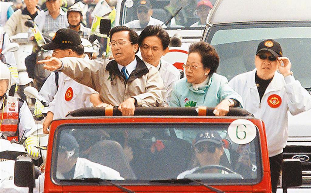 趙少糠回憶，綠營支持者在319槍擊案發生後陷入亢奮，圖為陳水扁（左）與呂秀蓮（右）2004年3月19日遇襲事發照。（中時資料照）