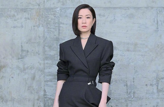 佘詩曼0偽裝搭機被捕獲 48歲素顏曝光