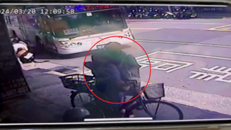 公車轉彎失控撞店家 影片曝光！2無辜民眾挨撞受傷