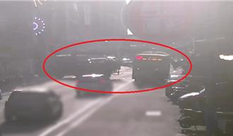 貨車載運鋼筋過長 轉彎竟插進公車車窗