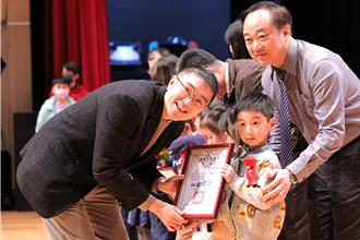 基隆國小生完成百岳壯舉 謝國樑表揚模範兒童：期勉茁壯發芽