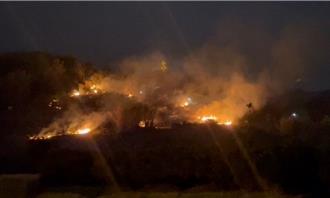 南投草屯「雷藏寺」下公墓火烧山  消防兄弟持续灌救中