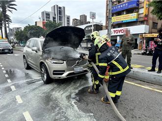進口大型休旅車開到一半冒濃煙 消防猛灌水降溫