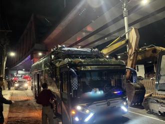 「車頂削爛」1死14傷！台塑阿里山團意外 遊覽車衝撞涵洞