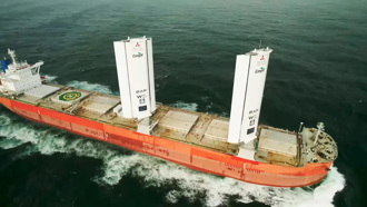 帆船時代再臨？ 高科技風翼貨輪試航成功   