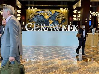 各國石油大亨齊聚年度能源會議 大加嘲諷能源轉型政策