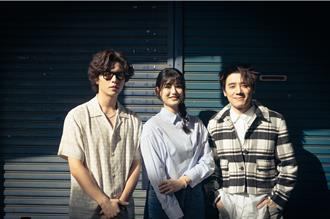 王碩瀚狂親李銘忠笑喊很刮嘴 撞臉甜茶羞認「拿照片去剪的」