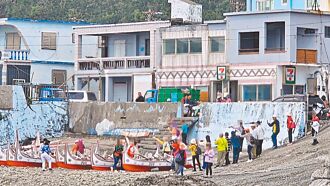 蘭嶼 遊客亂碰拼板舟 部落疾呼尊重文化