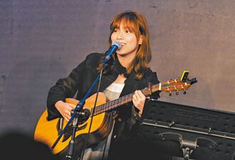 陳佩賢簽名方向盤驚呼「誇張」