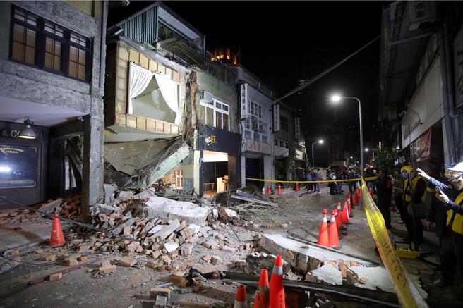 北市文昌街1棟2層樓老宅發生嚴重坍塌事故，現場滿目瘡痍，交通中斷。（黃世麒攝）