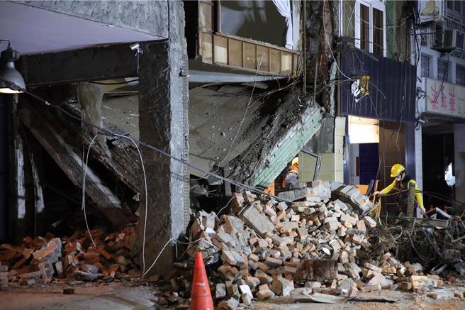 老宅的2樓樓地板整個塌陷，壓住多輛停在騎樓的機車。（黃世麒攝）