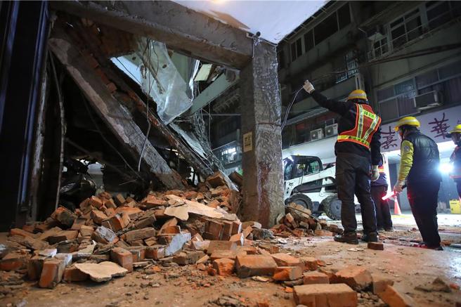 老宅的2樓樓地板整個塌陷，壓住多輛停在騎樓的機車。（黃世麒攝）