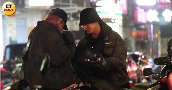 进入两人世界的小俩口骑车离开。（图／本刊摄影组）