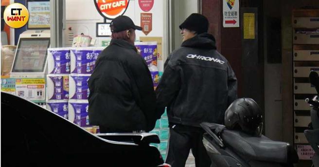 李承隆将自己机车停妥后，与艾莉儿手牵着手前往停车的地方。（图／本刊摄影组）