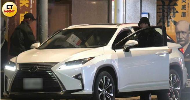 李承隆和艾莉儿开车准备开车前往距离不远的影城看午夜场电影。（图／本刊摄影组）