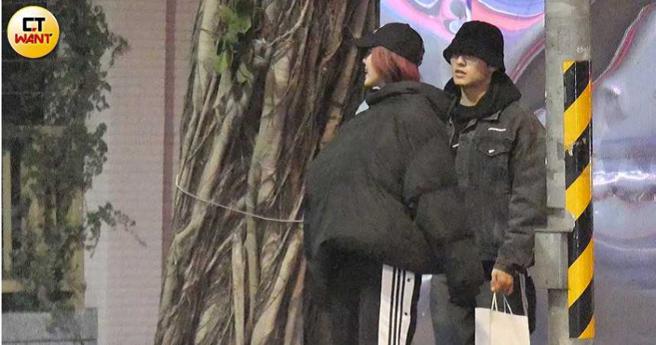 停好车后两人前往影城，沿路有说有笑很有话聊。（图／本刊摄影组）