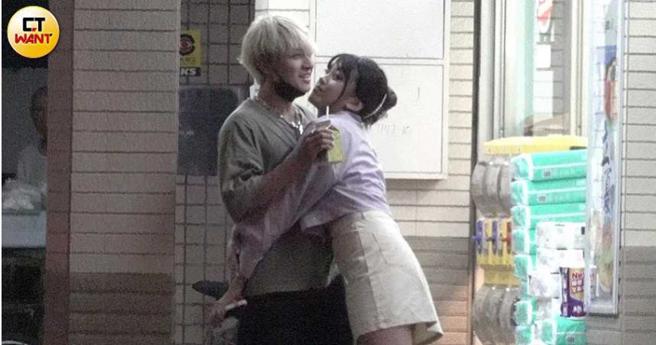 去年5月本刊直击李承隆、艾莉儿甜蜜约会，两人完全是热恋期的模样。（图／本刊摄影组）